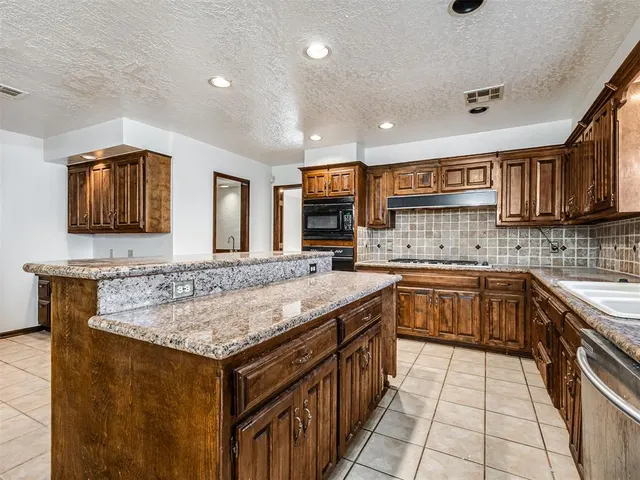 Photo 8 — 3328 Willow Brook Road, Oklahoma City, OK 73120