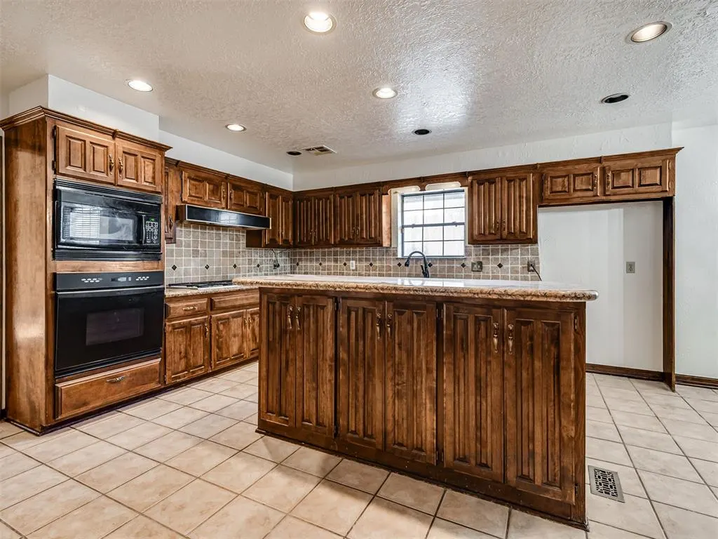 Photo 9 — 3328 Willow Brook Road, Oklahoma City, OK 73120