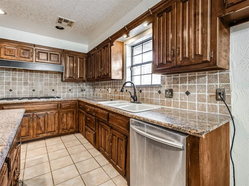 Photo 10 — 3328 Willow Brook Road, Oklahoma City, OK 73120