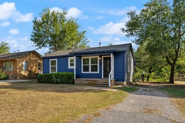 Photo 2 — 520 W 2nd Street, Edmond, OK 73003