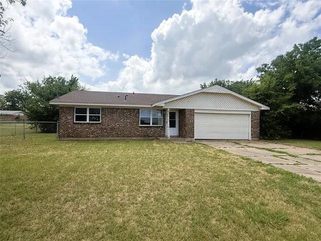 Front exterior — 122 Glenhaven Drive, Chickasha, OK 73018