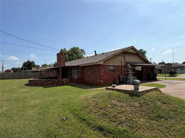 Photo 4 — 203 Elmhurst Drive, Chickasha, OK 73018