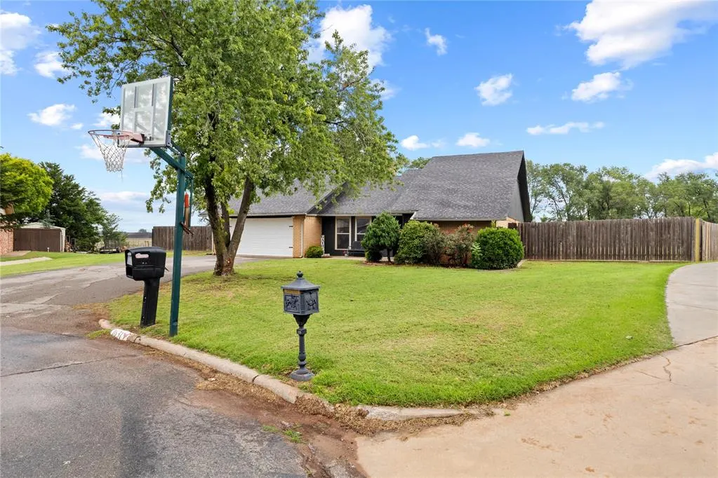 Photo 2 — 1631 Deputy Drive, Clinton, OK 73601