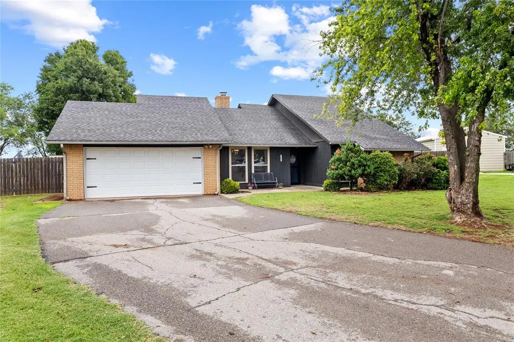 Photo 3 — 1631 Deputy Drive, Clinton, OK 73601
