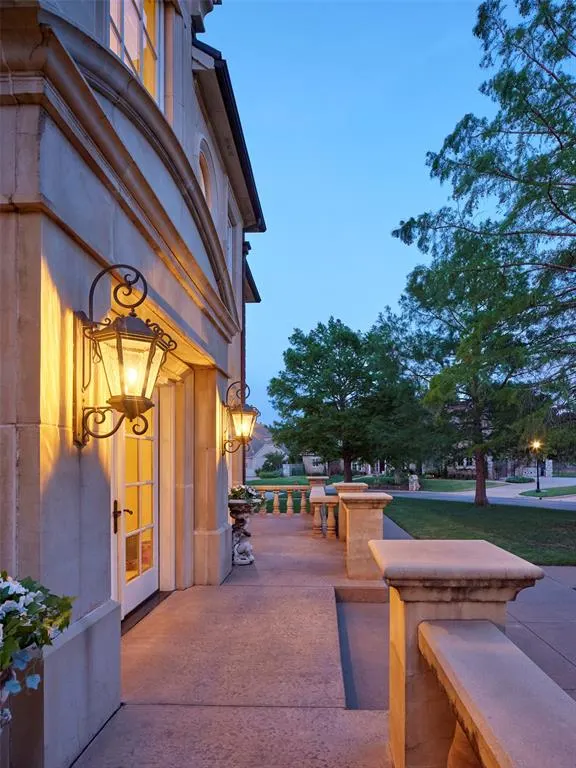 Photo 2 — 5709 Mistletoe Court, Oklahoma City, OK 73142