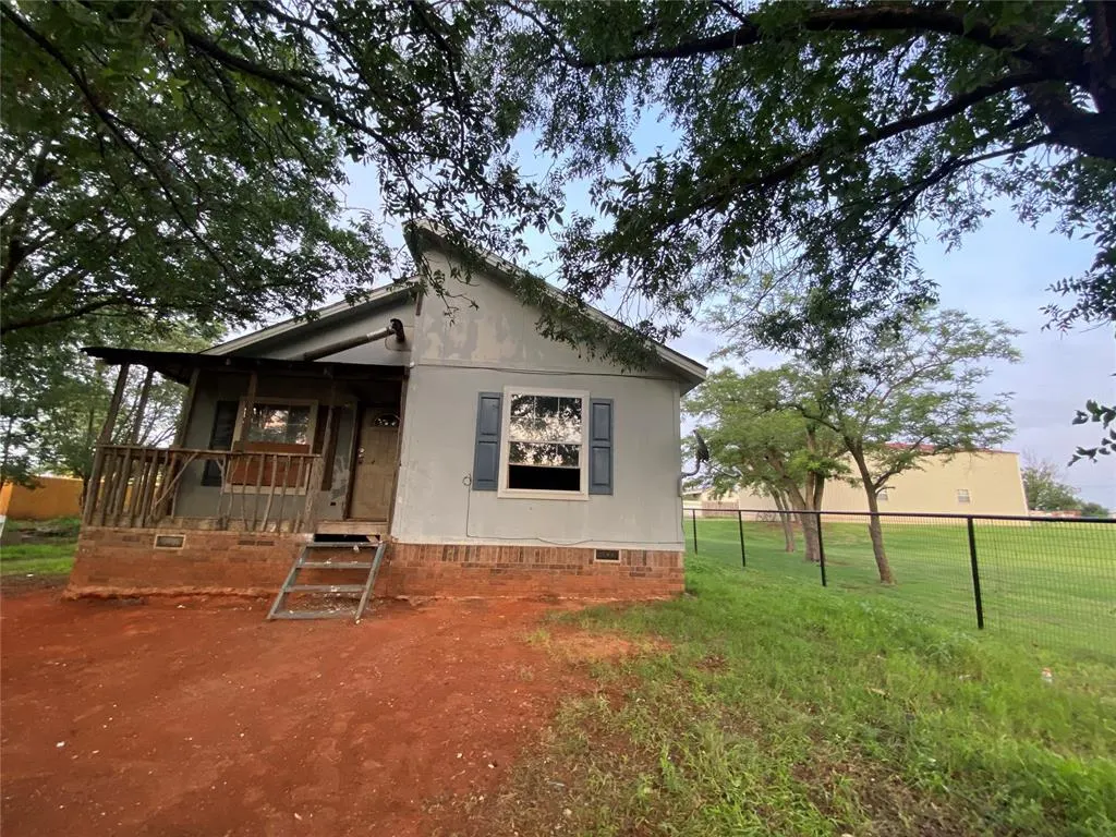Photo 2 — 307 N Massingale Drive, Cordell, OK 73632