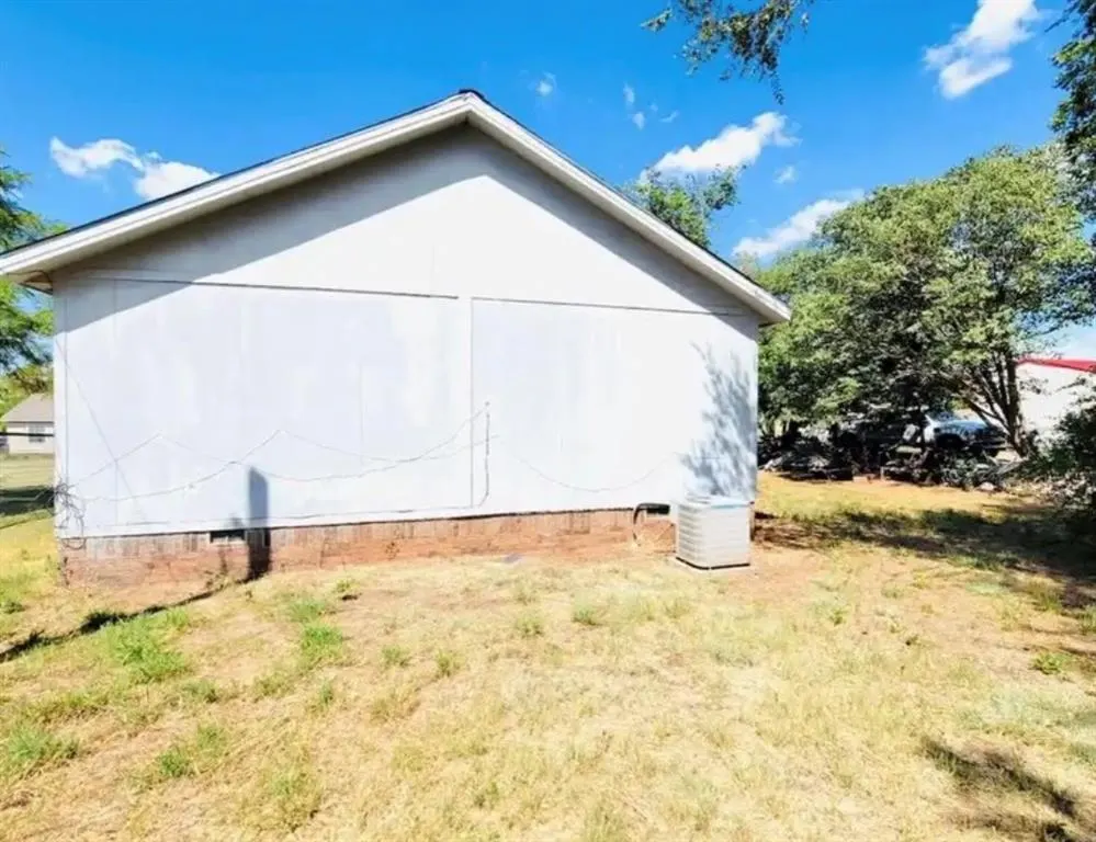 Photo 4 — 307 N Massingale Drive, Cordell, OK 73632