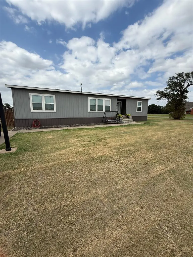 Front exterior — 313 N BROADWAY Street, Duke, OK 73532