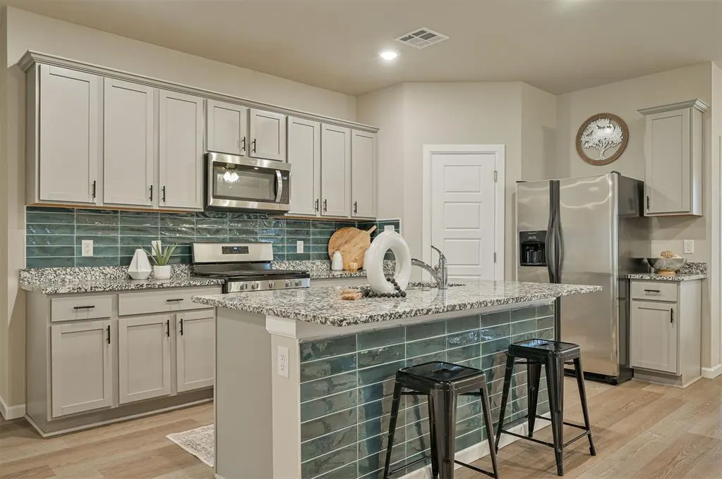 Photo 14 — 10517 SW 41st Place, Yukon, OK 73099