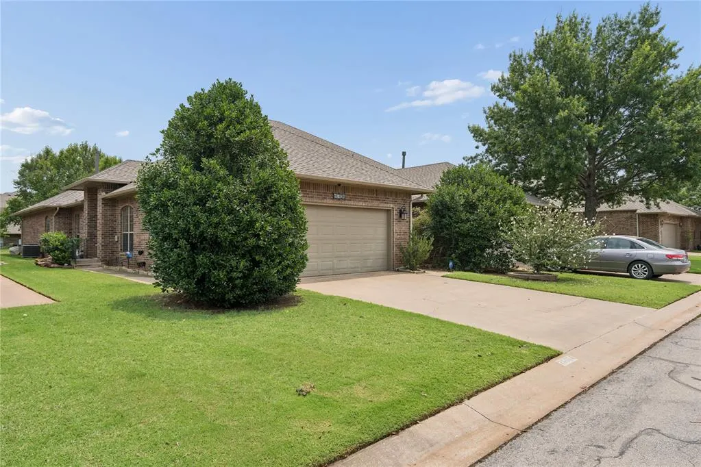 Photo 2 — 16104 Vintage Court, Edmond, OK 73013