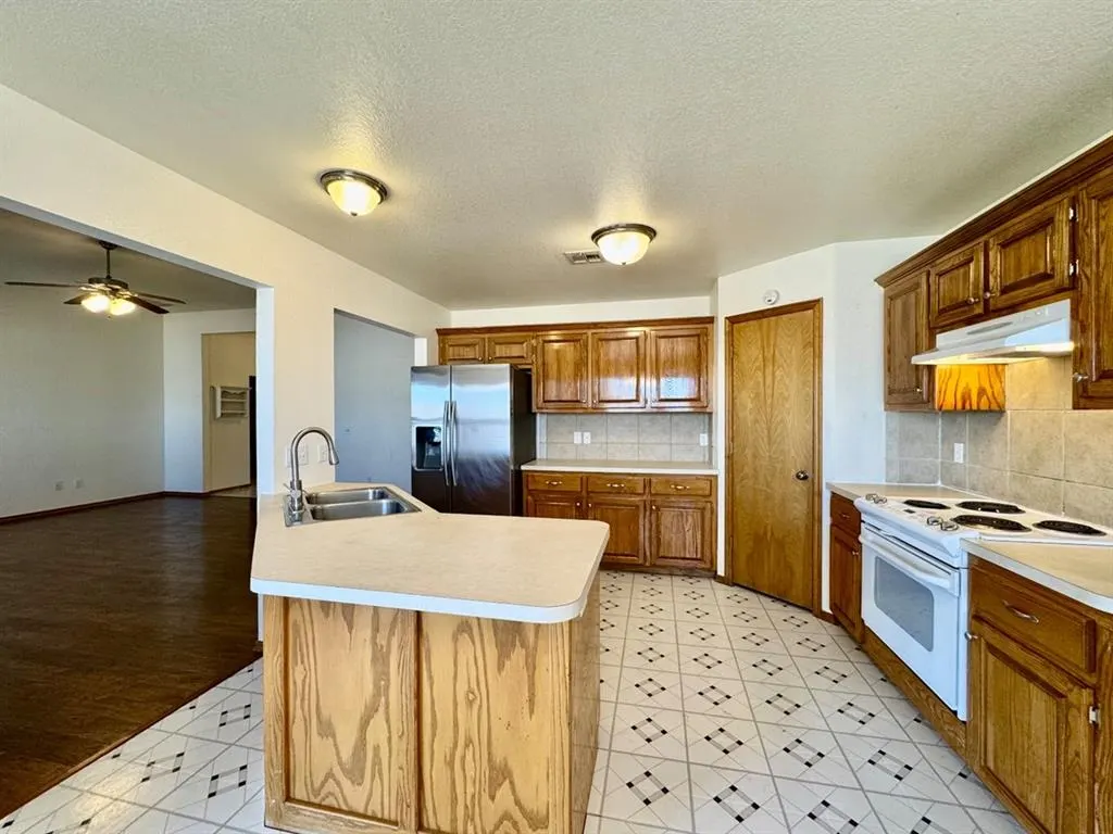 Photo 13 — 8221 Greer Way, Oklahoma City, OK 73132