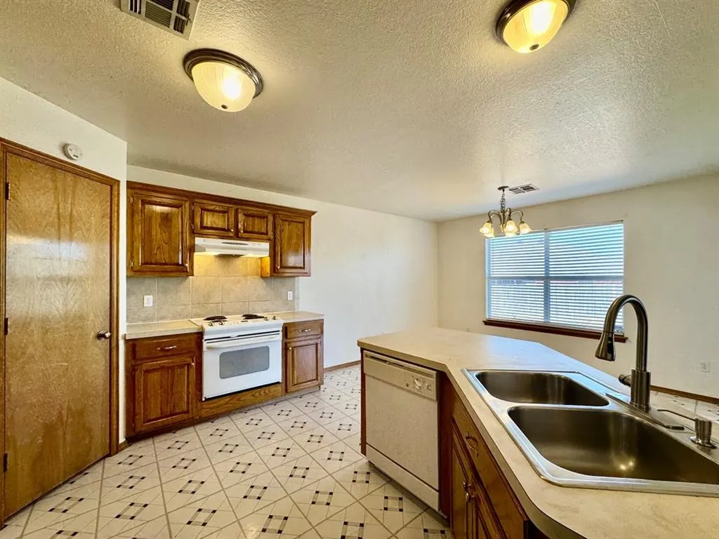 Photo 16 — 8221 Greer Way, Oklahoma City, OK 73132