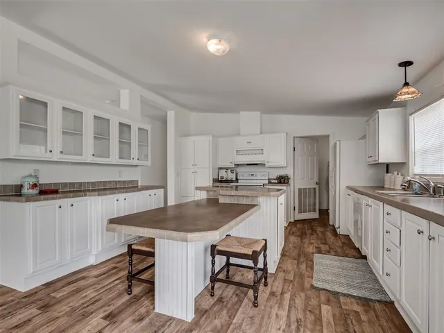 Photo 2 — 206 N Pine Street, Crescent, OK 73028