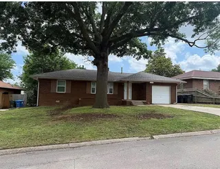 Sold home at 124 E Pratt Drive