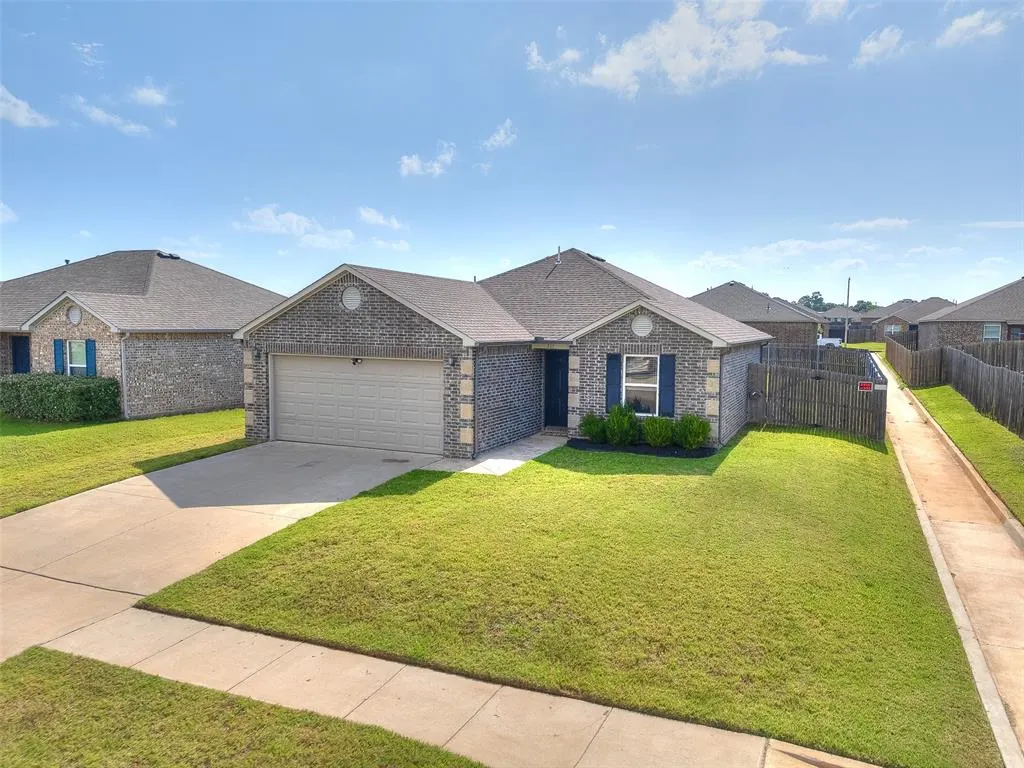 Photo 2 — 215 Waterside Drive, Newcastle, OK 73065
