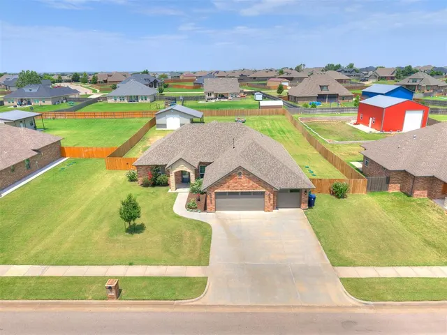 Photo 2 — 9517 Morgan Crossing Drive, Yukon, OK 73099