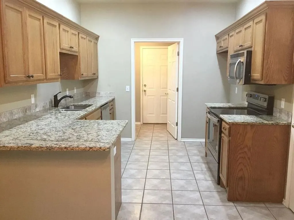 Photo 9 — 408 N Willowood Drive 408 & 410, Yukon, OK 73099