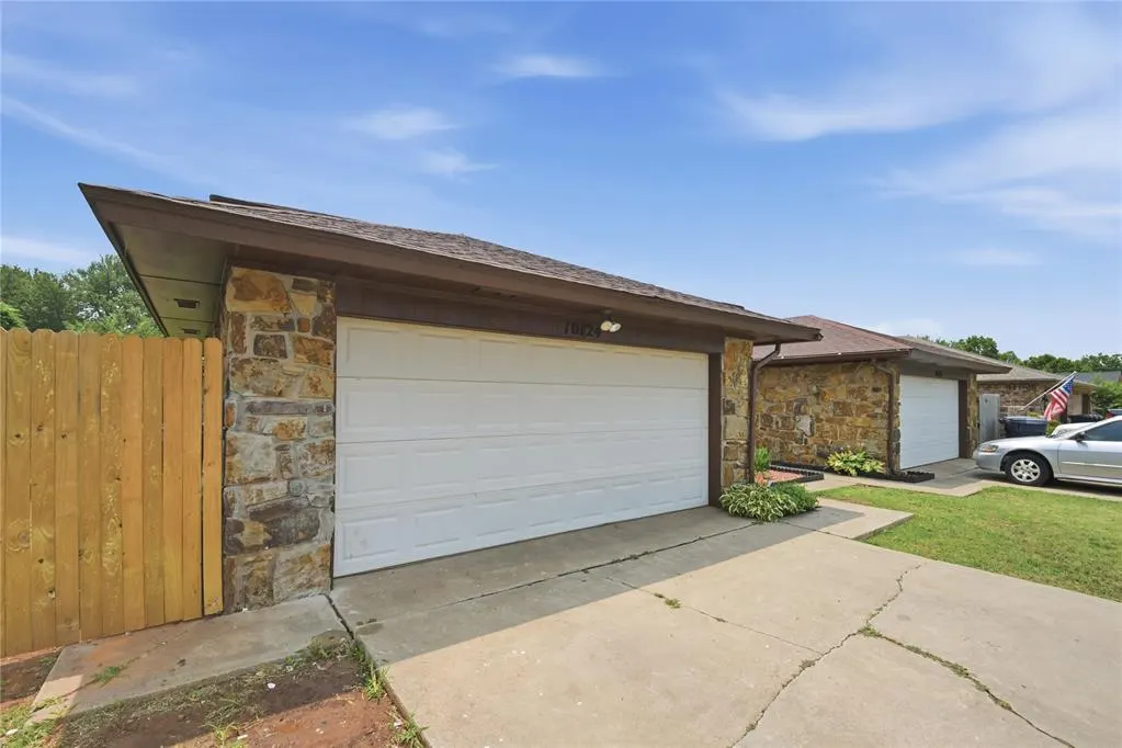 Photo 2 — 10124 Birkenhead Court 10124-26, Yukon, OK 73099