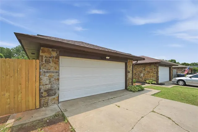 Photo 2 — 10124 Birkenhead Court 10124-26, Yukon, OK 73099