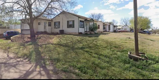 Photo 3 — 612 N 2nd Street, Sayre, OK 73662