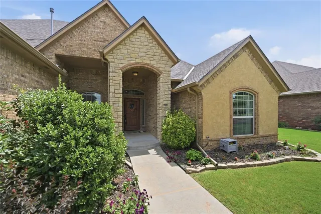 Photo 2 — 10812 NW 34th Street, Yukon, OK 73099