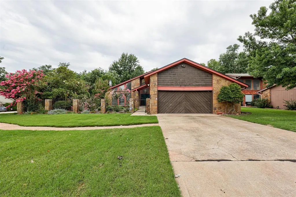 Photo 2 — 13501 Fox Hollow Ridge, Oklahoma City, OK 73131