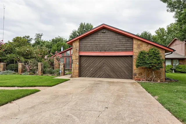 Photo 3 — 13501 Fox Hollow Ridge, Oklahoma City, OK 73131