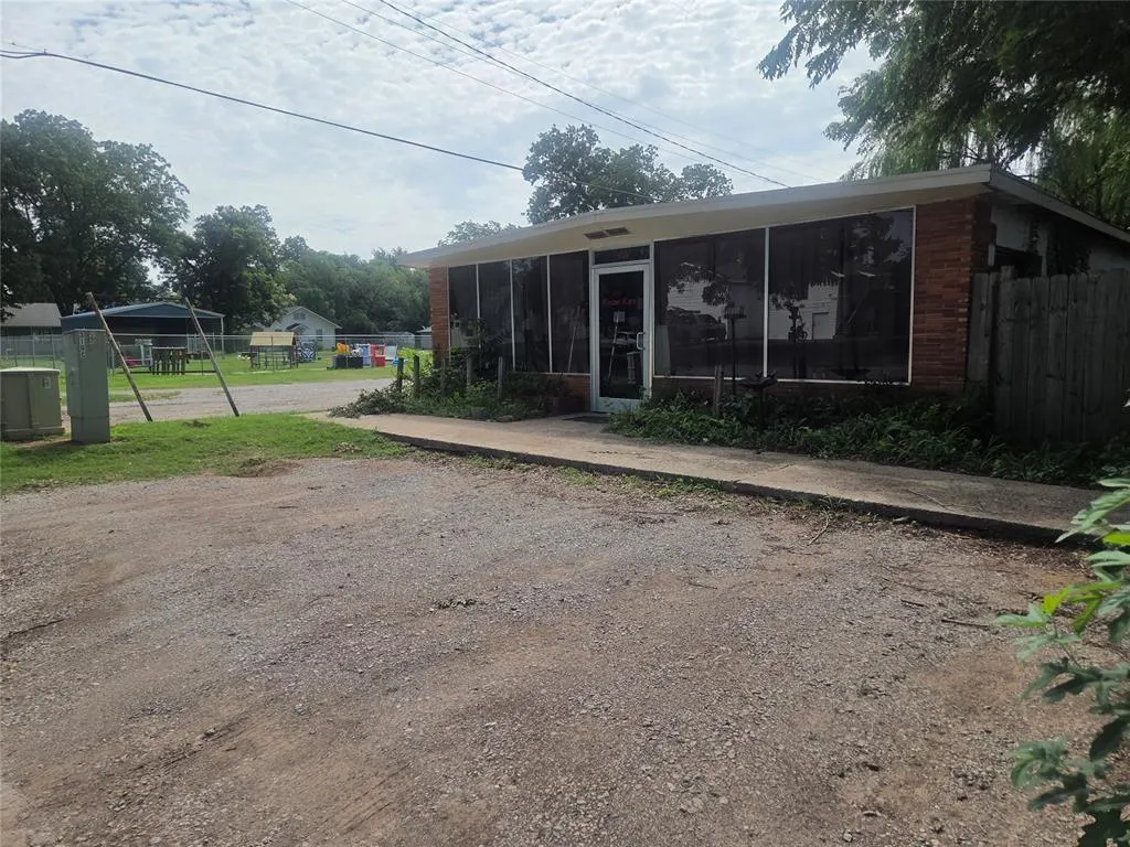 Front exterior — 408 E Charles Street, Pauls Valley, OK 73075