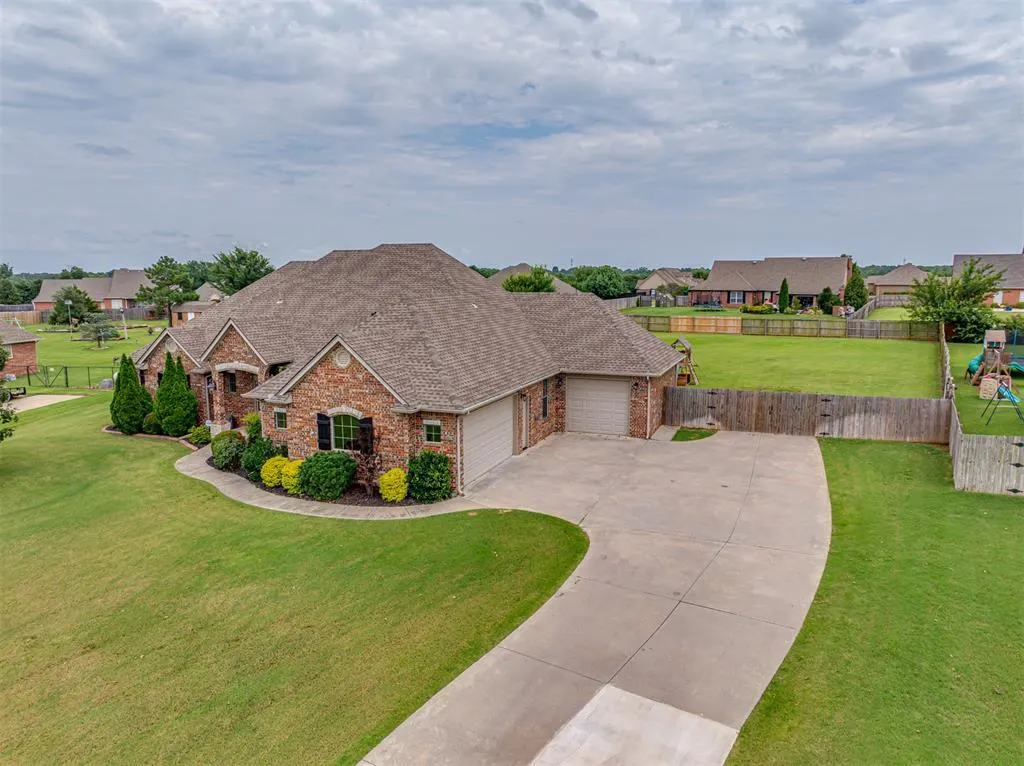 Photo 4 — 718 Silver Chase Drive, Choctaw, OK 73020