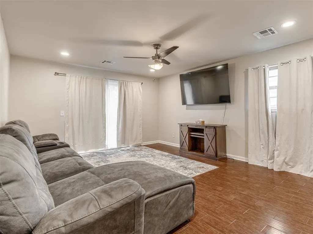 Photo 5 — 7013 NW 28th Street, Bethany, OK 73008