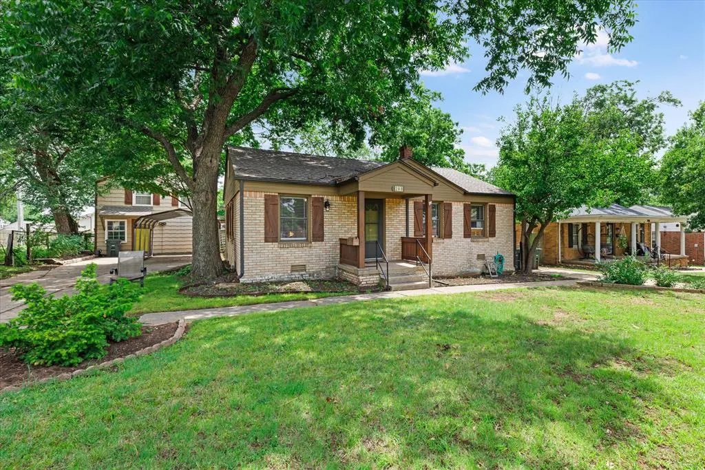 Front exterior — 208 E 7th Street, Edmond, OK 73034