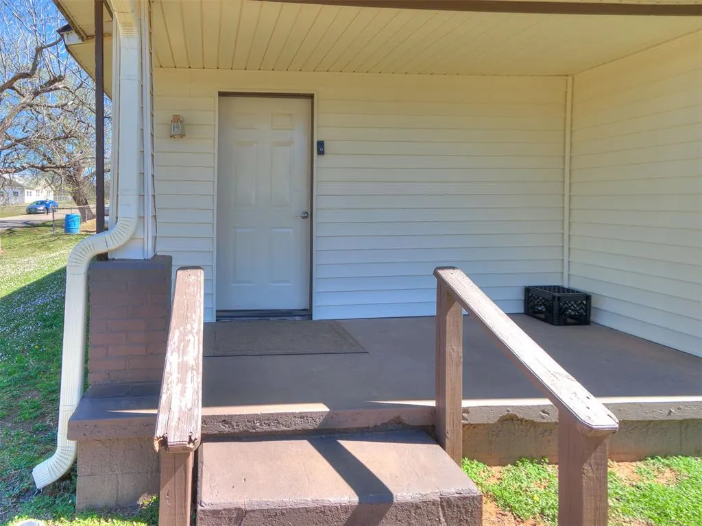 Photo 2 — 602 Dogwood Avenue, Wellston, OK 74881
