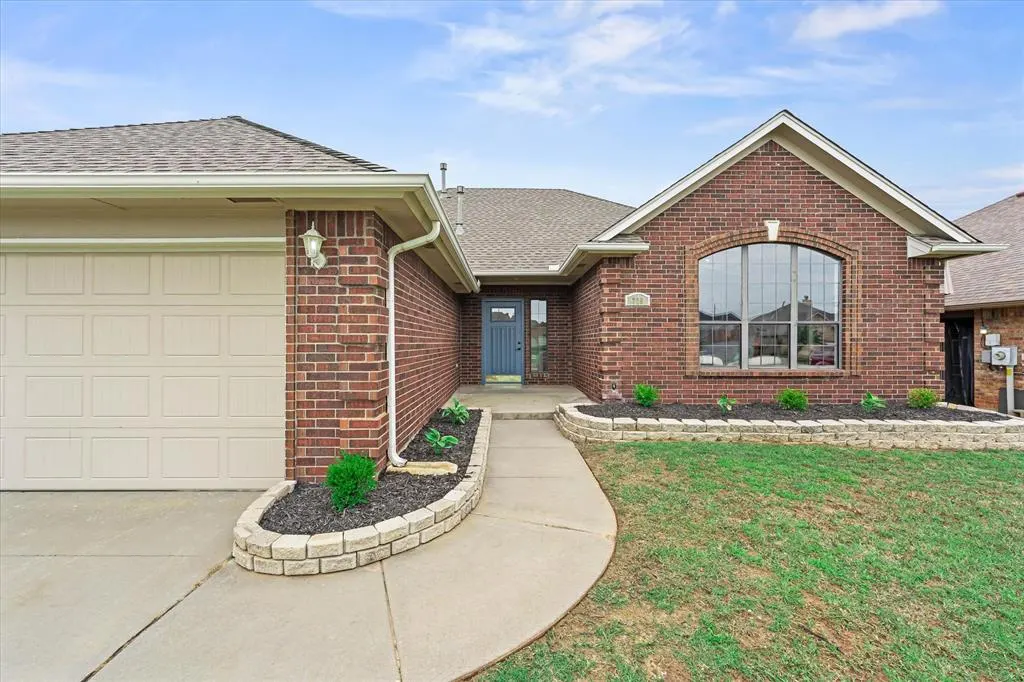 Photo 2 — 725 NE 20th Street, Moore, OK 73160