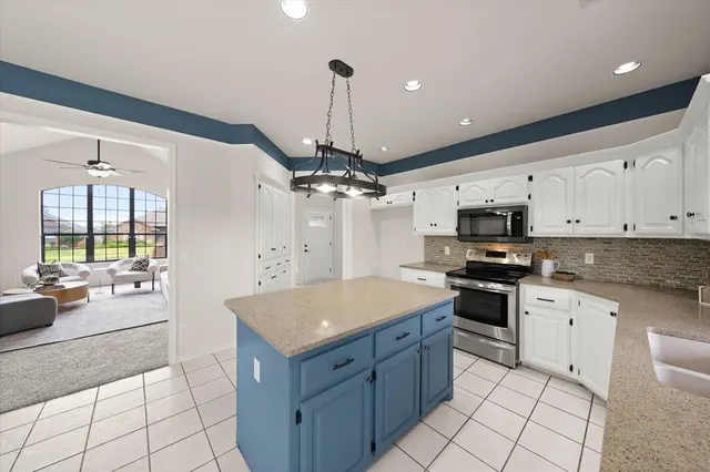 Photo 8 — 725 NE 20th Street, Moore, OK 73160
