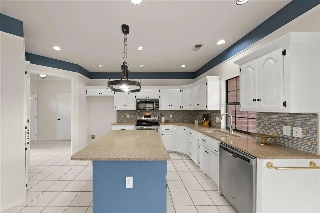 Photo 9 — 725 NE 20th Street, Moore, OK 73160