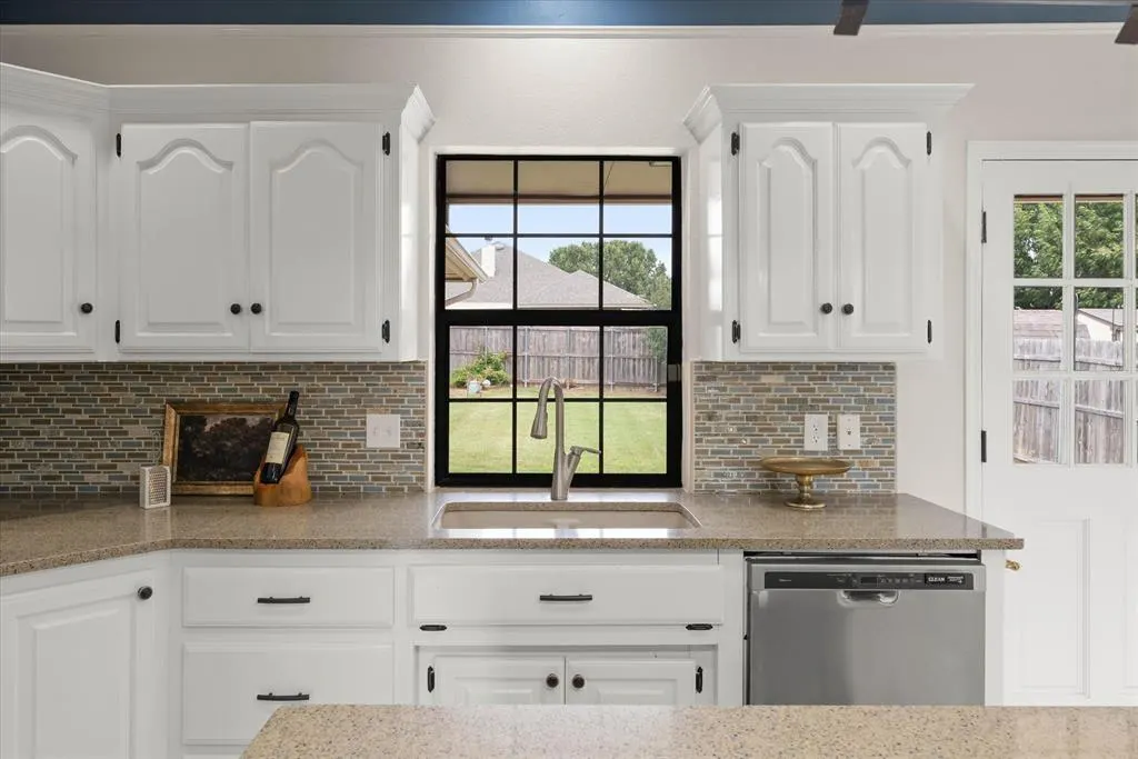 Photo 10 — 725 NE 20th Street, Moore, OK 73160