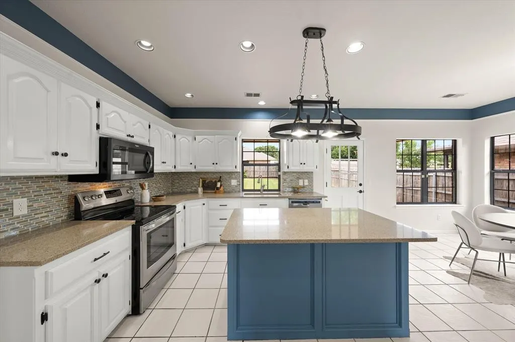Photo 11 — 725 NE 20th Street, Moore, OK 73160