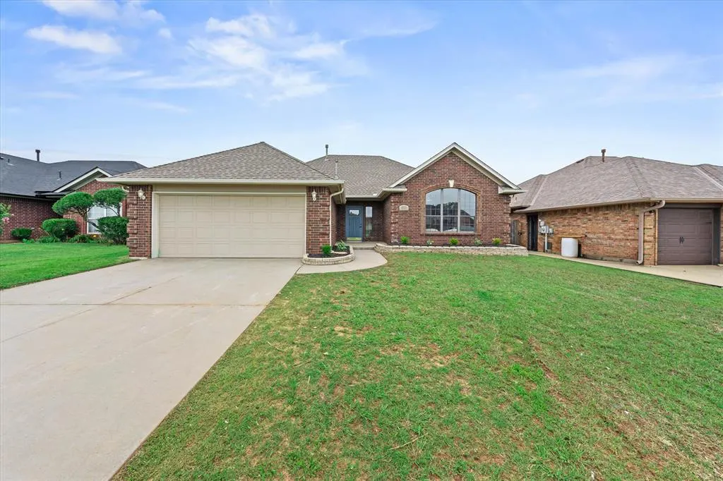 Front exterior — 725 NE 20th Street, Moore, OK 73160
