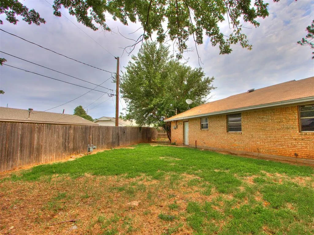 Photo 8 — 941 N Bradley Avenue, Oklahoma City, OK 73127