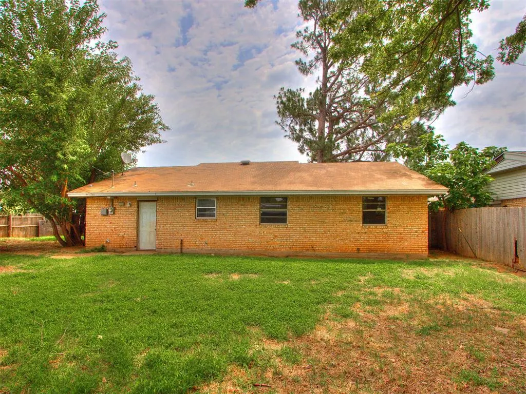 Photo 9 — 941 N Bradley Avenue, Oklahoma City, OK 73127