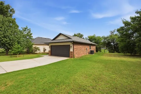 Photo 4 — 617 NW 95th Street, Oklahoma City, OK 73114