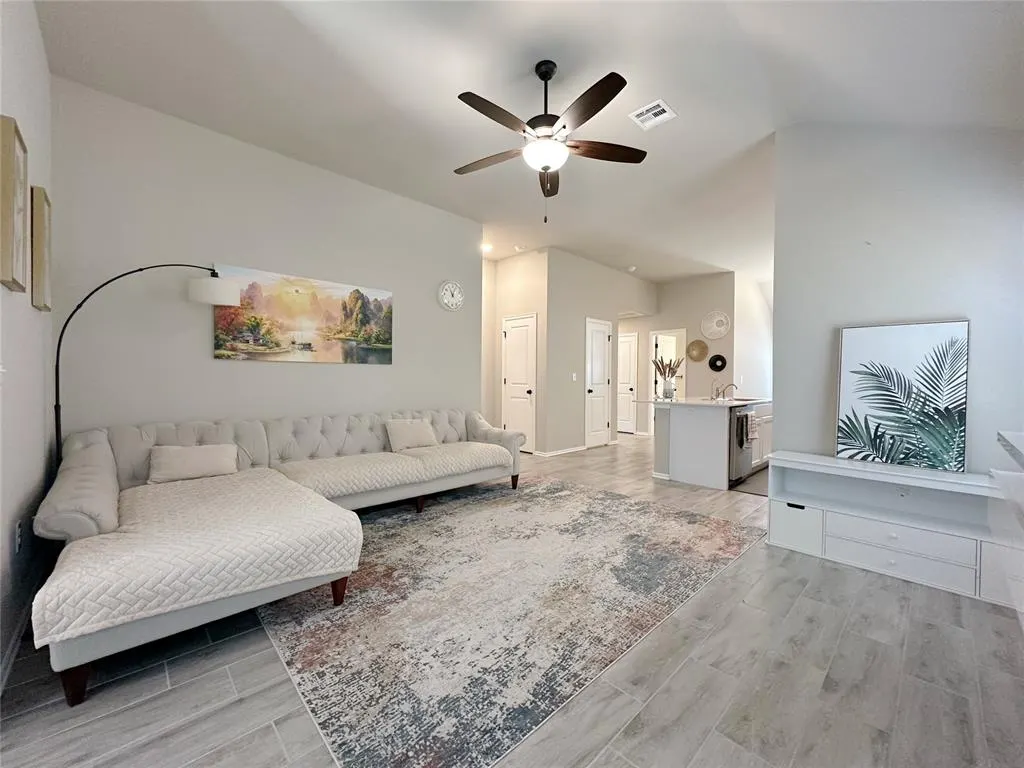 Photo 4 — 3813 Central Park Drive, Moore, OK 73160