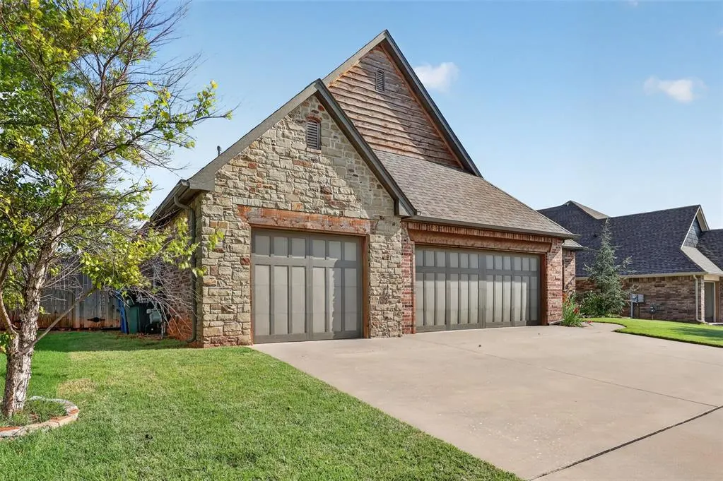 Photo 2 — 3032 Drake Crest Drive, Edmond, OK 73034
