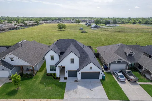 Photo 2 — 800 Firefork Avenue, Yukon, OK 73099