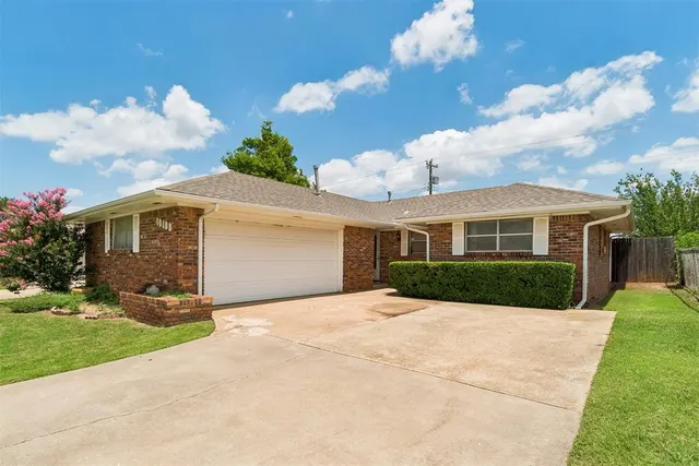 Photo 2 — 10108 Haverhill Place, Oklahoma City, OK 73120