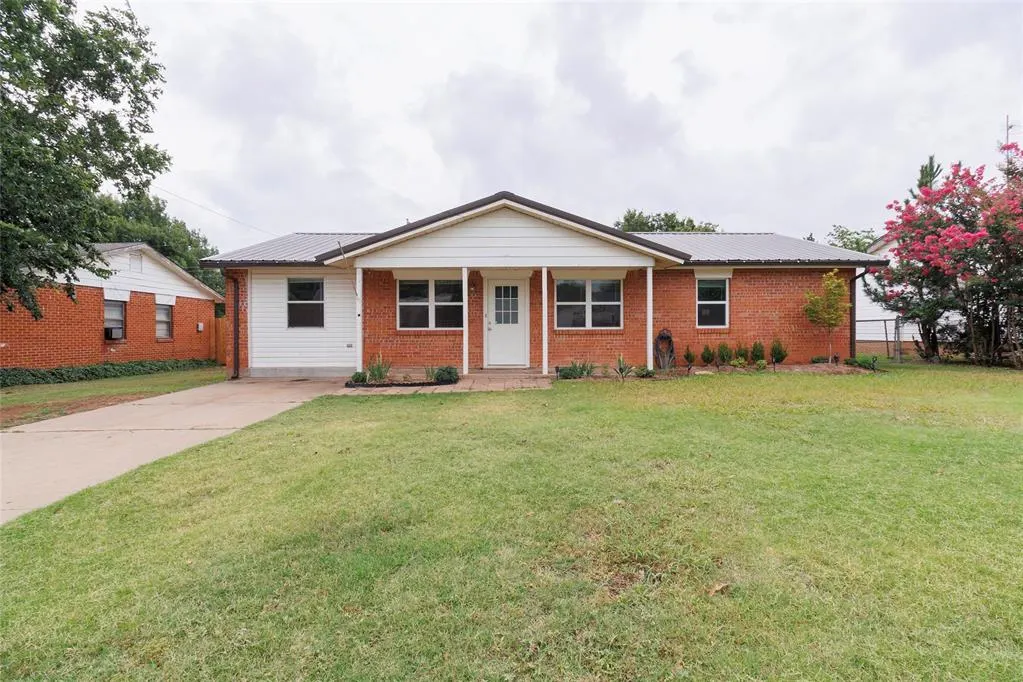 Front exterior — 208 Maple Street, Elgin, OK 73538
