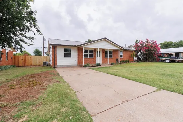 Photo 2 — 208 Maple Street, Elgin, OK 73538