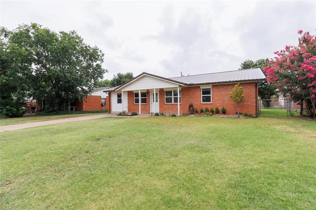 Photo 3 — 208 Maple Street, Elgin, OK 73538