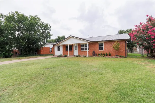 Photo 3 — 208 Maple Street, Elgin, OK 73538