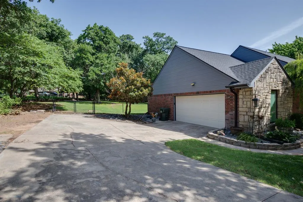 Photo 4 — 1761 Deerwood Trail, Edmond, OK 73034